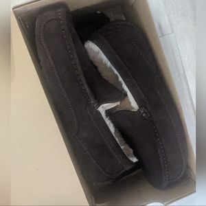 Mens Ugg moccasins brown size 9 NEW in box